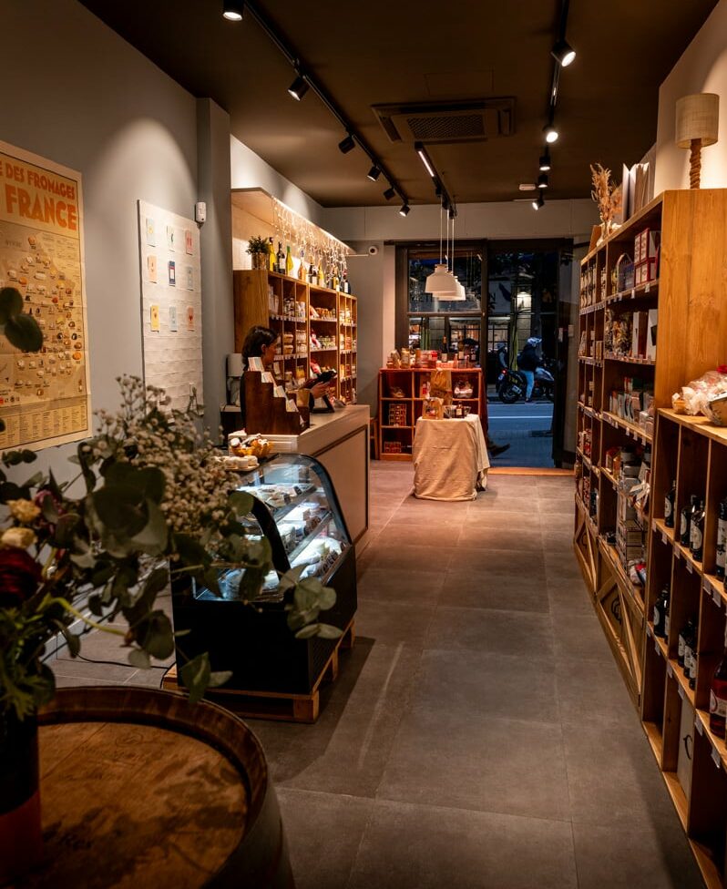 Casa Gal·la: el nuevo rincón francés de Gràcia donde suena una campana y empieza el festín